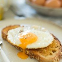 How to fry an egg