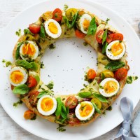 Herbed ricotta pastry wreath with pesto eggs