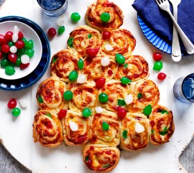 Pull-apart Cheese and Onion Christmas Tree