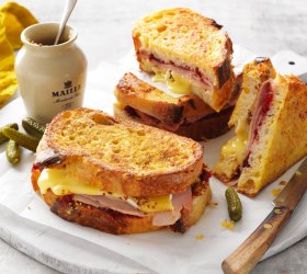 Ham, cranberry and camembert French toasts