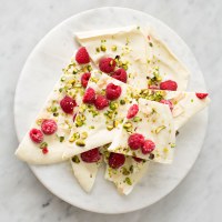 Healthy Frozen Yoghurt Bark with Raspberries